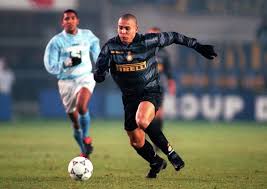 A camisa com listras pretas, cinza escuro ronaldo comemora título da copa da uefa em 1998. The Five Best Kits From The Inter Milan X Pirelli Era Urban Pitch