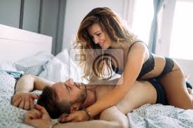 Sie steht auf männer, die ebenso unabhängig sind, wie sie selbst es ist. Frau Und Mann Die Herrschaftsspiele Im Bett Spielen Fototapete Fototapeten Fotogen Handschellen Herrin Myloview De