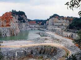 The neighbourhood consists of two hills. Princess Elizabeth Estate The Quarry At Bukit Batok