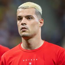 Basilea, 27 settembre 1992) è un calciatore svizzero, centrocampista dell'arsenal e della nazionale svizzera di cui è capitano Granit Xhaka Facebook