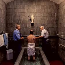 🙄L'immersione alle piscine di Lourdes non è sempre un gesto scontato. Per  molti è un passaggio naturale, immediato: vado in pellegrinaggio a Lourdes  – vado subito alle piscine. Questi pellegrini si notano