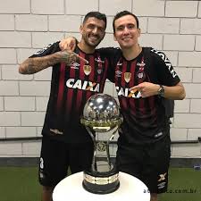 Para a equipe paranaense a segunda taça da competição em sua história. Taca Sul Americana Lucho No Meio Do Furacao Paranaense Com Video