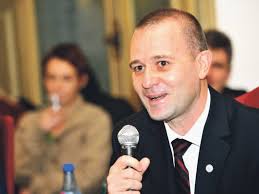 Dialog HALUCINANT pe Facebook între Daniel Dragomir și Dumitru Dumbravă