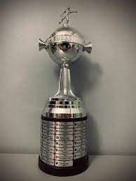 La copa libertadores (antes copa campeones de américa) es organizada por la conmebol y tuvo su primera edición en 1960. Trofeo Mini De Copa Libertadores De Estudiantes De La Plata Mercado Libre