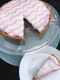 Here, you can have it both ways: Mary Berry S Bakewell Tart With Feathered Icing Theunicook Bakewell Tart Pastries Recipes Dessert British Baking