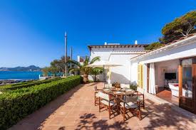 Spanien steht für britische reisende, die eine pauschalreise ins ausland unternehmen möchten, an erster stelle. Mit Terrasse Direkt Am Meer Casa Ca N Morant Hauser Zur Miete In Cala Ratjada Spanien Haus Mieten Haus Terrasse