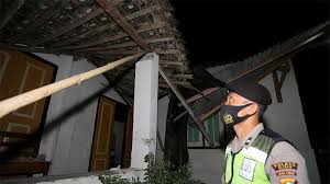 Sumber bmkg menyebut, gempa berlokasi di 8.63 lintang selatan, 112.34 bujur timur (57 km tenggara kabupaten blitar. Kerusakan Bangunan Akibat Gempa Hari Ini Di Blitar Foto Tempo Co