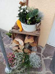Der herbst muss nicht unbedingt ihre lieblingsjahreszeit sein, wird sie aber mit seinen gesättigten farben bestimmt zu einer thematischen zimmerdeko verführen. Herbstdeko Vor Dem Haus Herbst Dekoration Herbstdeko Dekoration