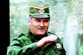 Bosna kasabı lakabıyla tanınan ratko mladic'in kim olduğu sbernista katliamı'nın anıldığı bugün de fakat 2009'da mladić'in bir düğünde çekilen fotoğraflarının basına yansıması ile hükümet zor duruma. Ratko Mladic Se Skriva U Stanu U Novom Beogradu 24sata