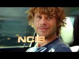 Pas d'interruption donc, la chaîne a choisi d'enchaîner avec la prochaine saison dans laquelle l'équipe se retrouve en bien mauvaise posture à cause de son incapacité à identifier la taupe. Generique Ncis Los Angeles Saison 3 Youtube