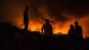 Más de 350 bomberos portugueses combaten hoy (04.09.2016) un incendio forestal de grandes dimensiones en el municipio de monchique, en el algarve, que mantiene un frente activo. El Fuerte Viento Agrava El Incendio Que Afecta Al Algarve Desde El Viernes Internacional El Pais