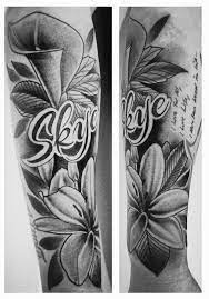 Skye Name Tattoo With Two Different Lily Flowers And Shading Baby Name Tattoos Boyfriend Name Tattoos Tattoos With Kids Names