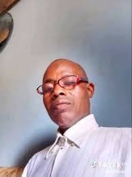 AWON ORE META (3) Ore daddy e ni awon tomo yi gbo, ko bikita lati se iwadi  mo,o silekun funwon,omo yi pelu aburo re lowa ninu yara igbalejo (sitting  room) tiwon nwo