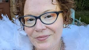 Amanda Lilley's Instagram, Twitter & Facebook