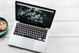 Sementara itu, bahan kayu lazim digunakan untuk membuat meja komputer. Pemandangan Udara Dari Laptop Komputer Dan Kue Di Atas Meja Kayu Psd Uidownload