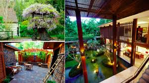 Idee amenagement jardin avec chaises metaliques canapé en résine tressée mur palissade bois dalles de pierre sur gazon multitude de plantes. 41 Idees Pour Transformer Votre Exterieur En Jardin Zen