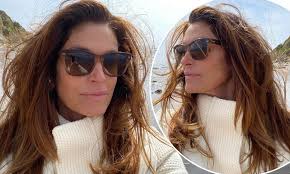 Official website for dominique cosmetics cruelty free makeup products. Cindy Crawford 55 Showcases Her Timeless Beauty As She Poses For Breathtaking Snaps On The Beach Daily Mail Online