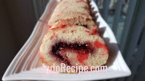 Hadir dengan berbagai macam pilihan roti dan isian, makanan bertekstur empuk ini semakin banyak. Strawberry Jam Roll Cake A K A Swiss Roll Bolu Gulung Indorecipe Com