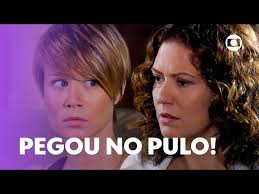 Flora é pega no pulo e Lara desconfia de sua honestidade!