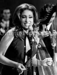 Maria Teresa Chacin Es Una Psicologa Y Cantante Venezolana De Generos Pop Romanticos Y Tipicos De Su Pais Archivo Fotografico Cantantes