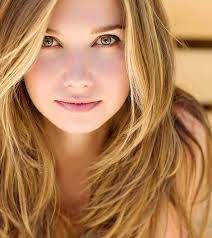 When it comes to hair, golden streaks will announce your presence in a crowded room. Best Hair Color For Hazel Eyes With Different Skin Tones