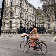 Aus gutem Grund: Frau radelt nackt durch London | Männersache