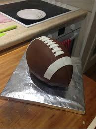 Football américain (american football cake) les deux gâteaux sont des génoises garnies de ganache. American Football Cake Football Cake Football Birthday Cake Superbowl Cake