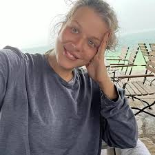 Hronološki 32 godine braka uz mnogo iskušenja a najviše ljubavi i  tolerancije.❤❤ Da Gospod da da proslavimo i zlatnu🙏. Plod naše ljubavi je  najlepša, naša Sonja Cole Djurdjevic 👏❤😘