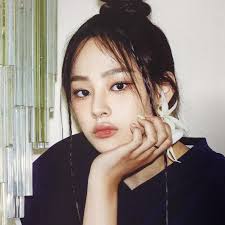 instiz] LOOK AT THE NEWJEANS MEMBERS WITH HEAVY MAKEUP, IF THEY PERFORMED  ON STAGE WITH THAT, IT'LL BE CRAZY