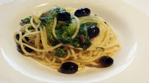 Non so perché, ma di solito questa verdura viene usata per lo più come contorno, o al massimo per farcire la pizza.invece io trovo che possa essere un ottimo condimento anche per la pasta o, come in questo caso, per il riso. Spaghetti Con Scarola Alici E Olive Nere Youtube