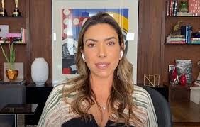 Juntos desde 2013 e pais de pedro, de sete meses, patrícia abravanel e fábio faria agora planejam se casar. Patricia Abravanel Vai A Posse De Fabio Faria Como Ministro Fofocas E Famosos
