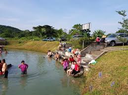 Dengan harga tiket masuk yang terjangkau dan spot. Siapa Sangka Tempat Sampah Haram Kini Jadi Kolam Air Panas Terkenal