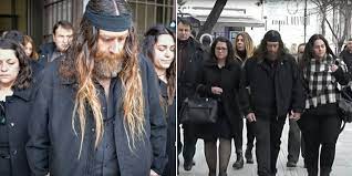 Οι δύσκολες μέρες που πέρασε ο βαγγέλης γιακουμάκης στην γαλακτοκομική σχολή ιωαννίνων αναβιώνουν στην αίθουσα του πλημμελειοδικείου ιωαννίνων όπου ξεκίνησε η δίκη με κατηγορούμενους εννέα σπουδαστές, εκ των. Ypo8esh Giakoymakh Sygkinei H Eikona Toy Patera Exei Na Koyreytei Apo Thn Hmera Poy Pe8ane O Gios Toy Diaforetiko