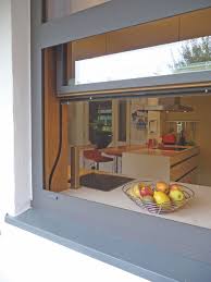 Vertikal Schiebefenster Aus Holz Alu Als Durchreiche Zur Terrasse Sorpetaler Fensterbau Kuche Fenster Schiebefenster Alu Fenster