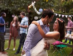 Make these backyard wedding decor ideas and decorate wedding on a low budget. Backyard Wedding Ideas For Every Season Wedding Spot Blog