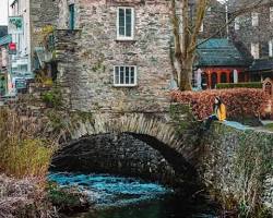 Image of Bridge House, Ambleside, decorated for Christmas in snow