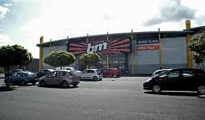 Mais cette année, la fête du travail tombant malheureusement un samedi, seuls les employés qui bossent le weekend bénéficieront d'un jour chômé supplémentaire. Pres De Niort Commerce L Enseigne Discount B M S Installe Dans Le Magasin Babou A Niort Maville Com