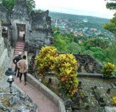 Sunan drajat juga disebut dengan raden qasim dan dikenal juga dengan nama maulan hasyim, raden syarifuddin, pangeran kadrajat, dan sunan mayang madu. Tiket Sunan Drajat 24 Tempat Wisata Menarik Dan Wajib Dikunjungi Di Lamongan Sunan Drajat Memiliki Empat Saudara Dimana Salah Satunya Ialah Sunan Bonang Dirutshek