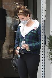 Raised in upstate new york, del rey moved to new york city. Lana Del Rey Wearing A Mask Out And About In Los Angeles 04 10 2020 Hawtcelebs