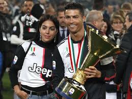 Filmfestspiele von venedig am mittwoch war. Juventus Star Cristiano Ronaldo Trifft Sohn Und Freundin Mit Trophae Fussball