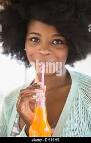 Close up della donna di soda bere da una cannuccia Foto stock