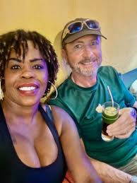 Hi all! I just wanted to introduce myself and my wife Andrea. We love  roaming around Da Nang and finding places to eat!