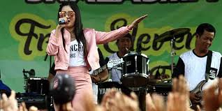Download lagu selimut putih mp3 () dapat kamu download secara gratis di metrolagu. Lirik Dan Chord Lagu Selimut Biru Nella Kharisma Kompas Com Line Today