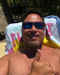 Never mind the sunbathing Santa 🎅🏽 Time to shave. #floridalife #florida