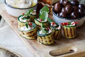 La fête des familles c'est tout d'abord l'envie de mettre la famille à l'honneur, de la célébrer et de la remercier. 1001 Astuces Pour Trouver La Meilleure Idee De Repas D Anniversaire Idee Repas Anniversaire Idee Repas Repas Anniversaire