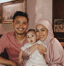 Elfira loy & ezlifa loy juri: Rasa Macam Baru Saja Elfira Loy Melahirnya Anak Sulung Rupanya Sudah Genap Setahun Umurnya Nona