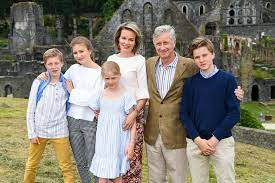 König philippe hat zwei geschwister, prinz laurent und prinzessin astrid, sowie aus einem außerehelichen verhältnis seines vaters eine halbschwester, prinzessin delphine von belgien.sein abitur absolvierte er 1978, anschließend besuchte er bis 1981 die königliche militärschule und wurde kampfpilot.nach abschluss seiner militärausbildung besuchte er das trinity. Konig Philippe Steckbrief News Und Bilder Von Konig Der Belgier Gala De