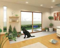 昔懐かしい 玄関 リノベーションで進化したお洒落な 土間 をのぞいてみよう キナリノ 犬と暮らす家 犬のスペース リビング 土間