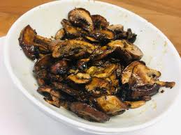 Die portobello pilze putzen, stiel entfernen für eine etwas pesto auf den pilz zum gemüse geben. Gerostete Balsamico Portobello Pilze Leckerlife
