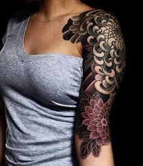 Tattoo Arm Frau Dame Mit Grauer Bluse Und Grosser Oberarm Tatowierung Coole Tattoos Tattoo Arm Frau Tattoo Oberarm Frau